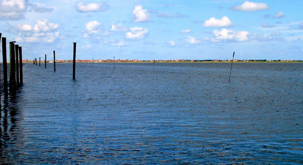 Nessmersiel Faehrhafen mit Blick auf Baltrum